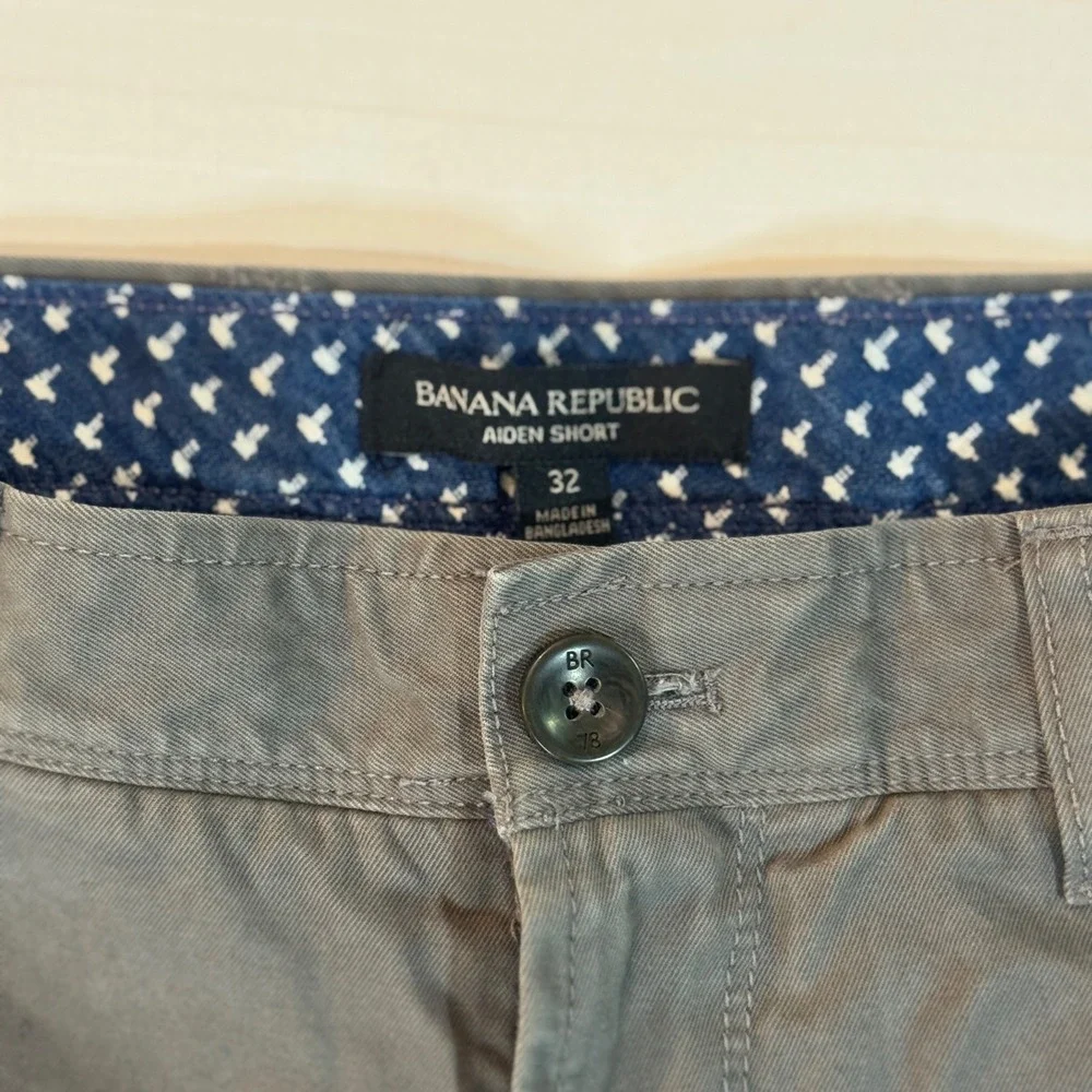 Banana Republic Aiden Shorts Mens 32 Gray Cotton Chino Slim Fit Casual 9 Inseam